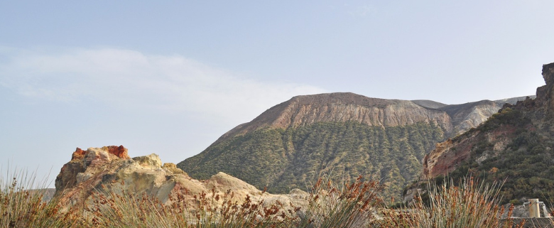 vulcano in barca a vela