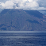 STROMBOLI IN BARCA A VELA
