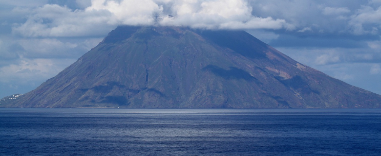 STROMBOLI IN BARCA A VELA